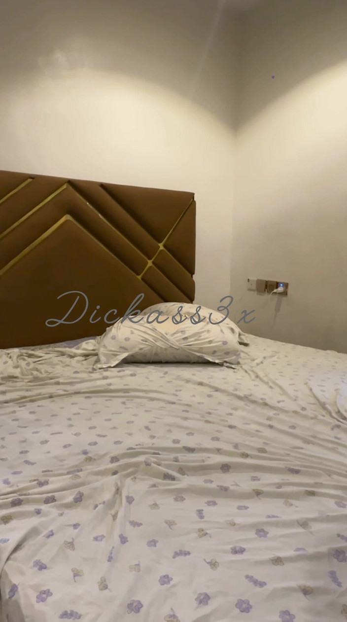 Dickass3x: Il baise un énorme cul noir crémeux sur le lit