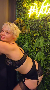 I Sexig underkläder på gymmet