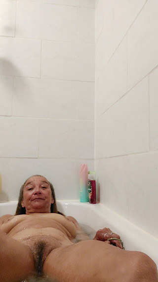 blackberrymilf: Bath Time