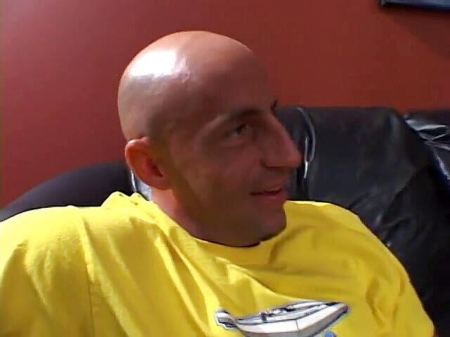 Hot Sex Party: 华丽的荡妇享受她的紧致小穴被巨大的钢棒狠操