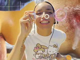 Hello kitty teen viene rimorchiata nel parco per un creampie anale