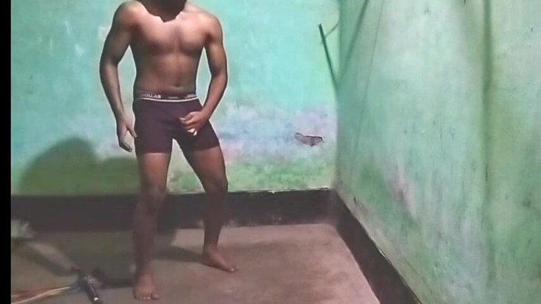 Desi Tits: Gim teman gay berotot selepas senaman lucah gay batang besar