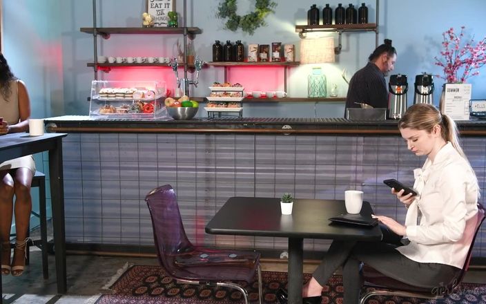 Girlsway: Girlsway - 커피숍 바람둥이 후 핫한 인종 간 가위를 점화하는 버니 콜비와 제자벨 베시르