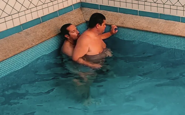 Combat and fetish: Pool Fight: Bear Chubby Vs Jobber - Naked