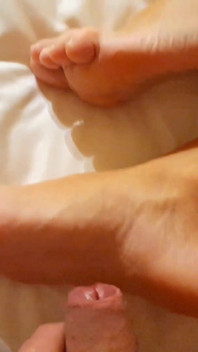 Blonde reife amateur-ehefrau genießt spiele im badezimmer und bett 1