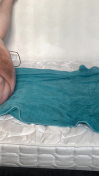 Aku lagi asik muasin memekku pakai dildo sampai meringis keenakan!