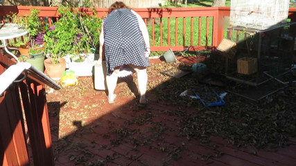 BBW nurse Vicki adventures with friends: Jugando en mi jardín mostrando mis tetas vientre culo, piernas...
