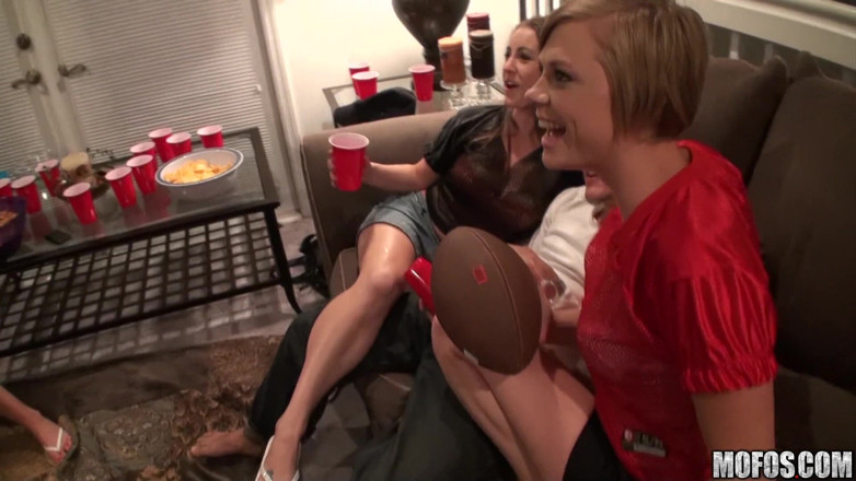 Real Slut Party: Skutečná děvka párty - Děvka Erin Marxxx &amp; Genevieve Odpusť fotbalovou strategii...