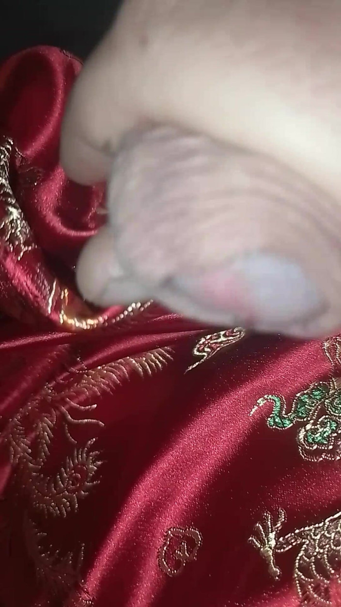 Leatransteen: Lars Damberger Wichst in Einem Roten Asia Cheongsam