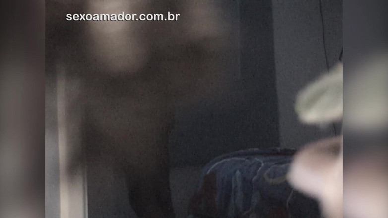 Amateurs videos: Brazilská dívka nechá svého přítele natáčet ji nahou, zatímco mluví...