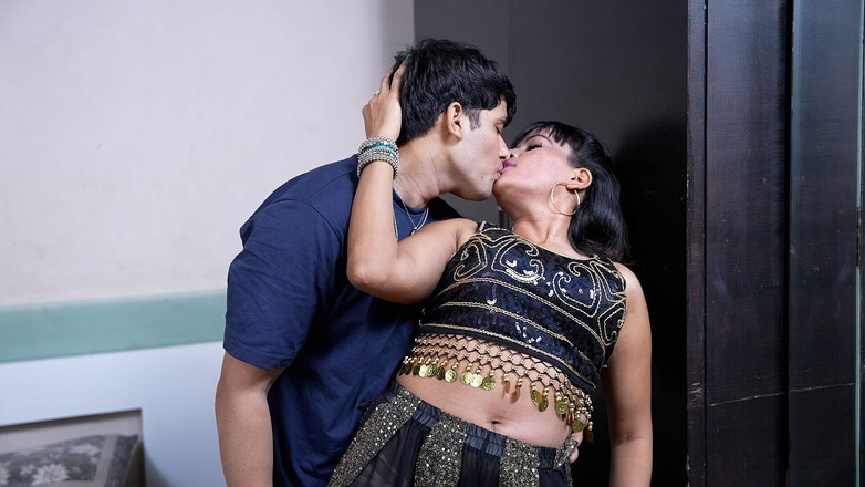 harry1: Indický manžel hraje hru v telefonu manželka se snaží svádí...