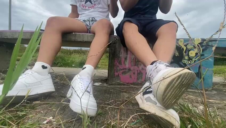 Mr Feet Colombia: Друзі в Колумбії виходять курити, знімаючи взуття, щоб ви могли відчути запах