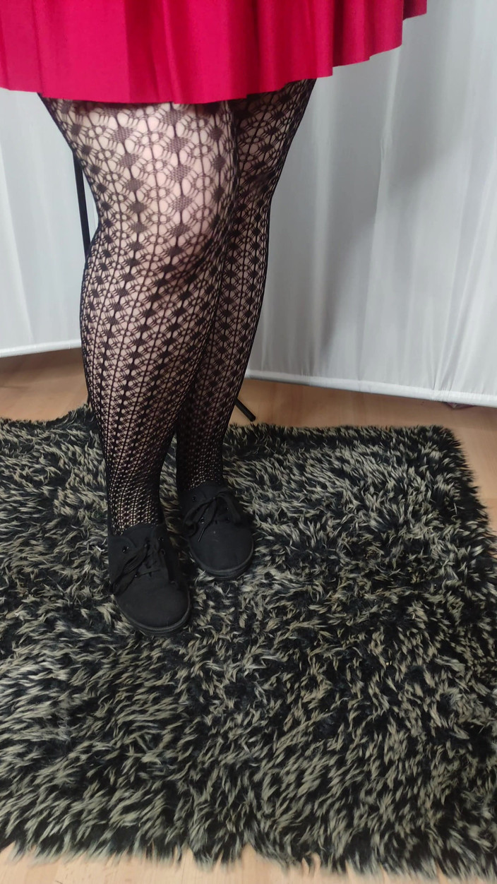 Lena Rose: [4k] Een panty met een patroon en een rode minirok...