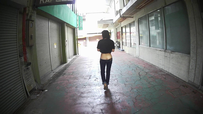 Mayumi Kanzaki: 野外でお尻を出しながら歩く日本人熟女