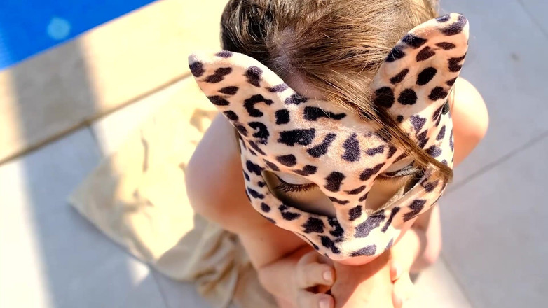 Lova: सौतेली बहन पूल के किनारे अपने सौतेले भाई को चूसती है