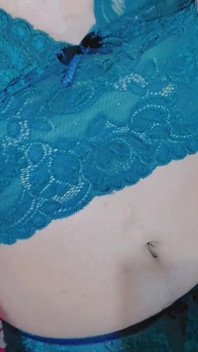 Une trans asiatique mignonne et sexy dans une tenue de nuit sexy en lingerie en soie