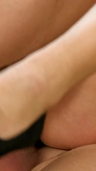 Seks threesome sama tante seksi dengan pantat bahenol ini didobel penetasi dan seks anal