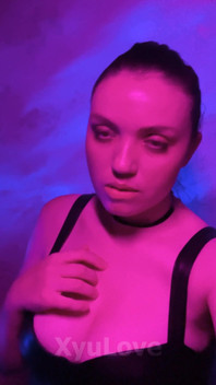 Xyulove는 카메라를 향해 귀엽게 포즈를 취하며 모든 구독자들에게 부드럽게 키스한다