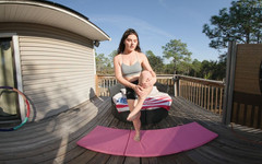 Nude Yoga Porn VR: Si rambut coklat Cantik Riley Reigns Yoga bogel dan melancap