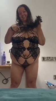 Seksi siyah iç çamaşırlı seksi zenci adam bağlı kırbaçlanıyor