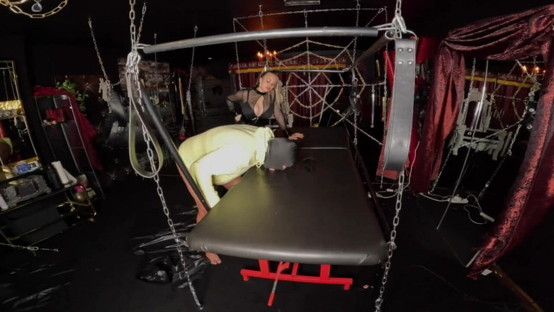 Queen_of_BDSM: Leck Meine Natursekt-liege Sauber!