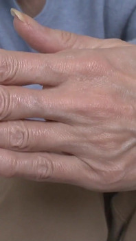 Tangan dan kuku yang indah dan elegan dipersembahkan oleh Lady Victoria Valente