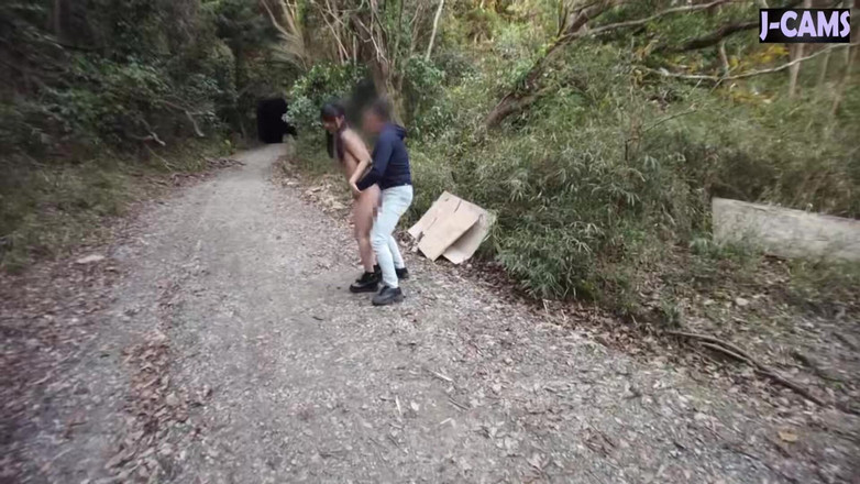 J-Cams: Poslušná žena typu M si užívá být vedena kolem hledání potěšení...