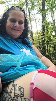 Actriz traviesa escapando de escena al aire libre tratando de entrar en el coño