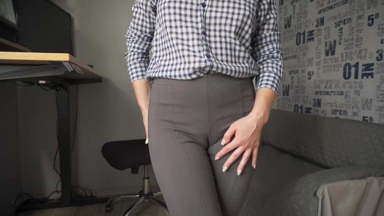 Teasecombo 4K: Une secrétaire coquine vous séduit avec son cameltoe en pantalon...