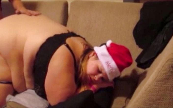 Fat house wife: Une sodomie douloureuse à Noël avec un creampie avec fin heureuse