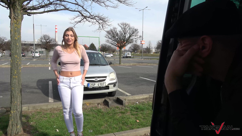 Take Van: Racing van lleva a la rubia a la calle para...