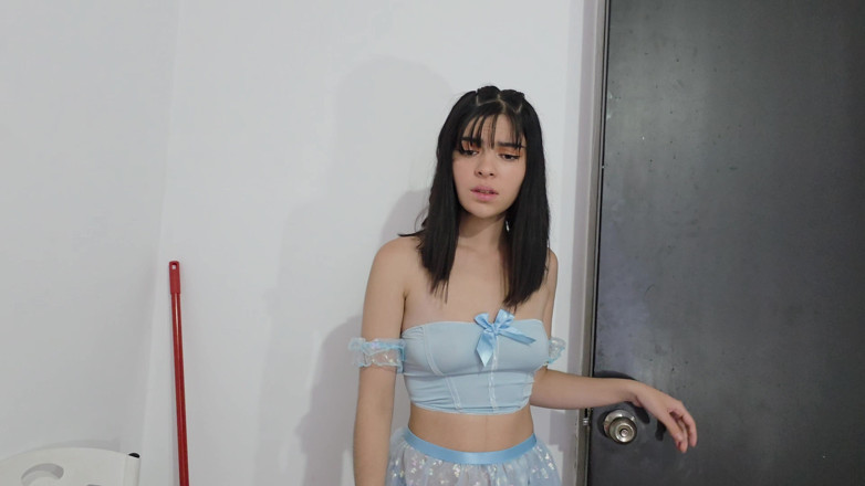 Jopy sex: Laura Dresses up as a Sexy Princess so That Her...