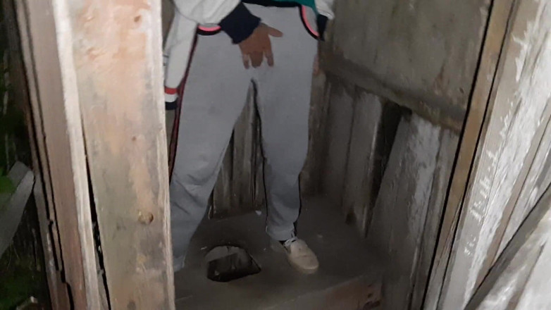 Lesbian-illusion: Przyłapałem mojego sąsiada na masturbacji w toalecie na ulicy i...
