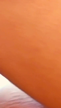 Zwarte babe gebruikt haar tong!
