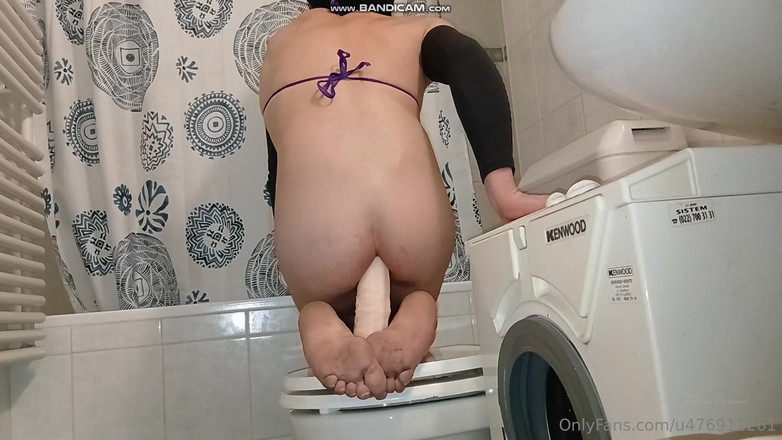 Nelly Geneva: Сексуальная Нелли одна в ванной с игрушкой