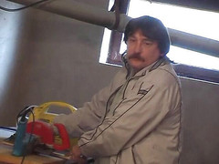 Slutty Teenies: Tmavovlasá dospívající kundička olízaná a udeřená starým chlápek