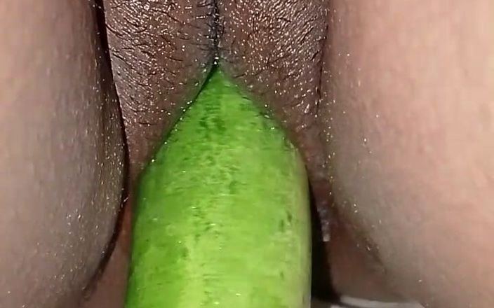 Indian desi hot poja: Okurka byla vložena do sousedovy vagíny, vagína byla velmi těsná