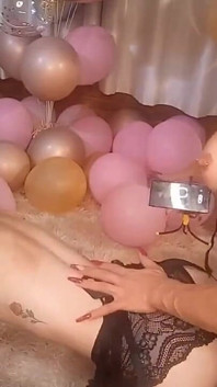 Thiếu niên gầy có cu và sau đó hai lần bắn tinh trên mặt cô ấy