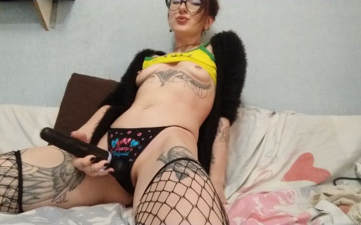 HellENXxOo: Masturbare super excitată și orgasm intens