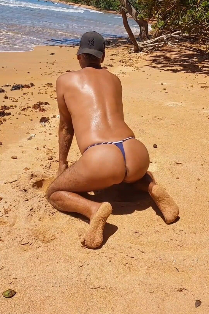 Ladysilvas: 무두질한 해변의 Ladysilva는 내 엉덩이를 존나 맛있게 따먹을 수 있는 발정난 섹시한 마크로 그녀의 핫한 엉덩이를 과시해