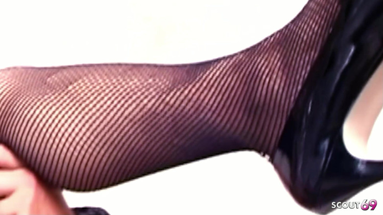 Shemale TS Collection: Latina travesti magra é fodida em seu cu peludo apertado por...