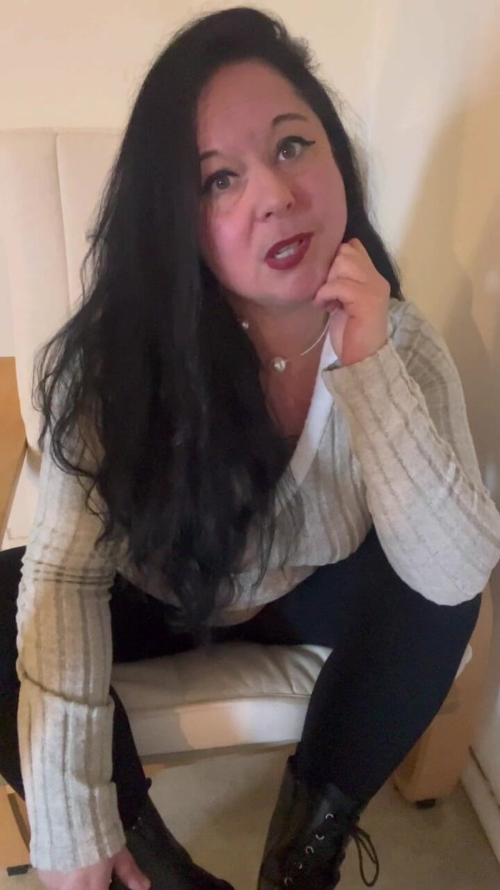 Maitresse Clara: Chiamo tua moglie e le dico tutto!