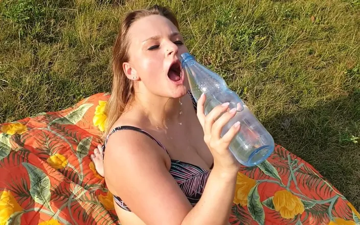 Lina Mila: Attention Wet!!! Splashy Hot Daydream!