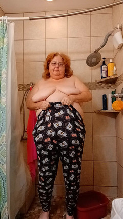 BBW nurse Vicki adventures with friends: Accidenti, mi sono fatto sbirciare i pantaloni vedi?