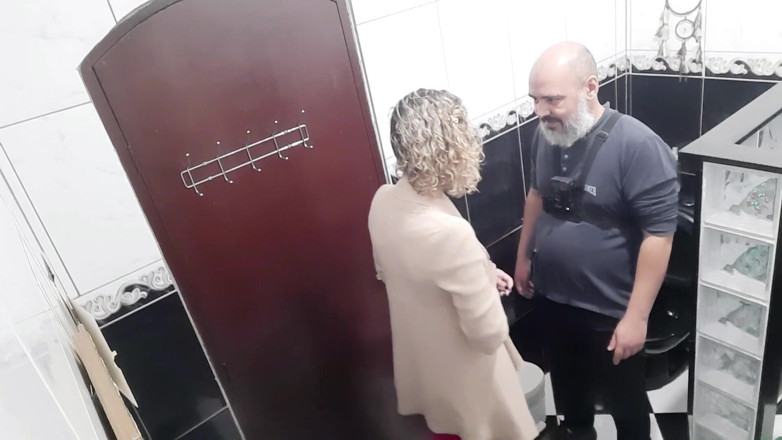 Victor SweetCoupleStories: Una lesbiana acordó chupar y follar por dinero en el...
