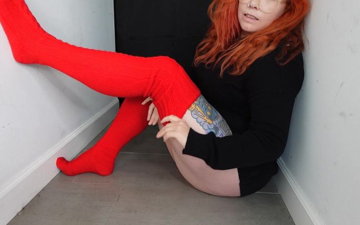 Deanna Deadly: Rode dij hoge sokken Joi Cableknit sokken fetisj