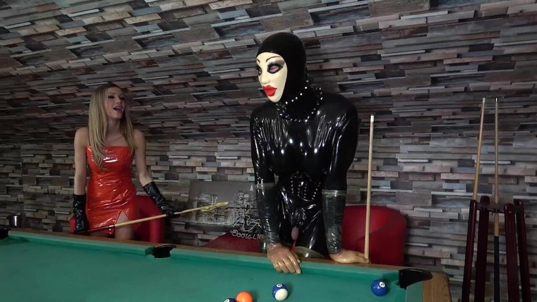NM fetish femdom videos by Princess Nikki Cruel: सेक्सी milf(चोदने लायक मम्मी) अपने गुलामों की तंग गांड में चलने वाली छड़ी भर रही है