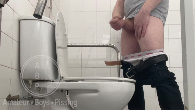 AmateurBoysPissing: Na nemocničních toaletách chlap chčije do šálku pro vzorek moči, pak...
