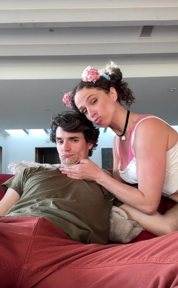 VibeWithMommy: 私と可愛い息子は、友達が他の部屋にいる間にふざけてる!