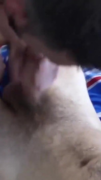 Randy, australienne gay à poil, offre son énorme bite à Danny en cuisinant